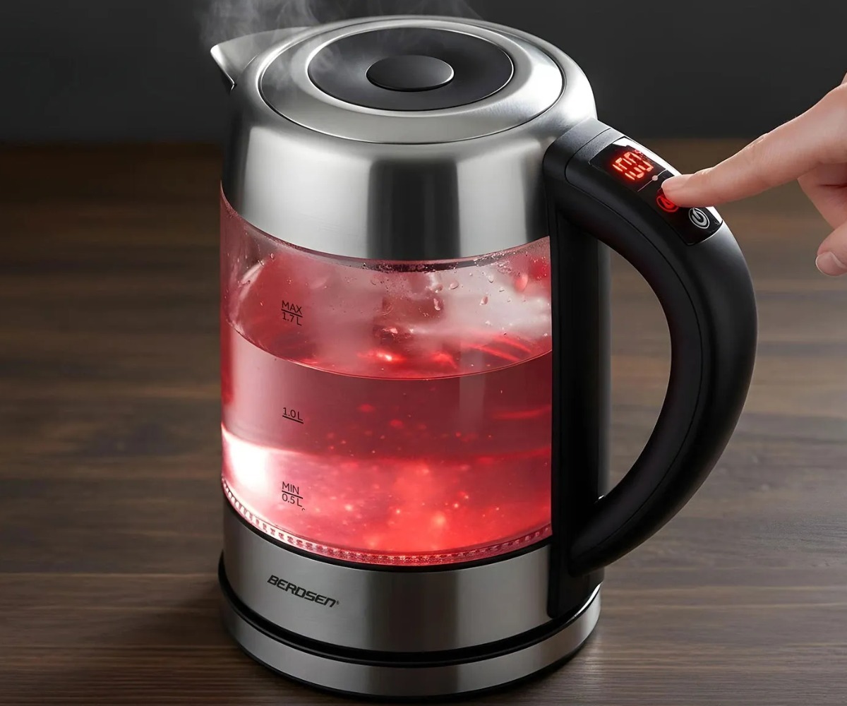 Klaasist veekeetja Berdsen BD-714 1,7L, kus keeb vesi ja kuvatakse temperatuur.