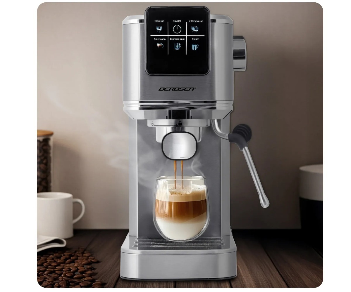 Espressomasin Berdsen BD-770 20 baari - hõbedane, serveerides värskelt valmistatud kohvi