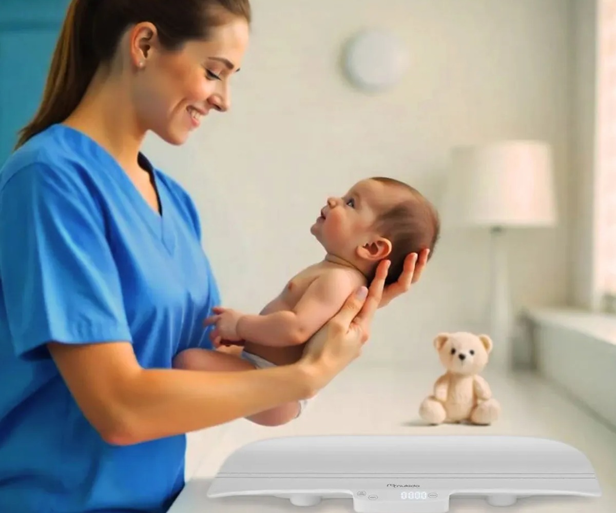 Elektrooniline beebikaal Nukido NK-951, emme hoiab beebit kaalumise ajal.