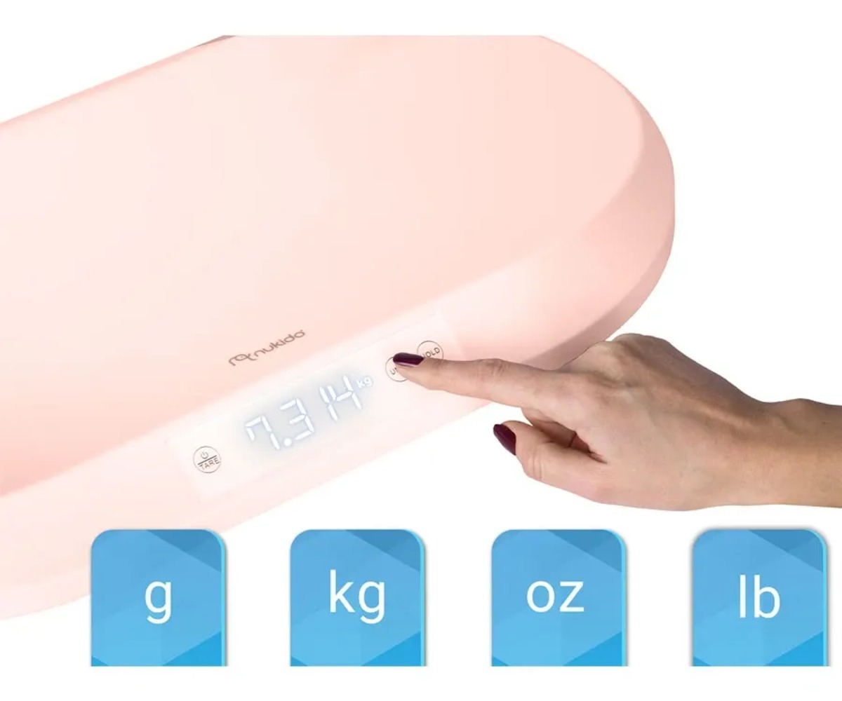 Elektrooniline beebikaal Nukido NK-950, millele vajutab käsi, kuvatakse kaal.