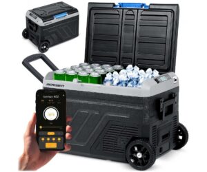 Kompressoriga reisikülmik 40L Berdsen Icemax 402 – must, avatud, täis jooke ja jääkuubikuid.