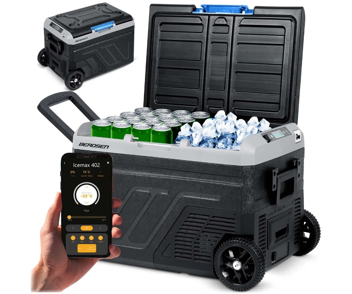 Kompressoriga reisikülmik 40L Berdsen Icemax 402 – must, avatud, täis jooke ja jääkuubikuid.
