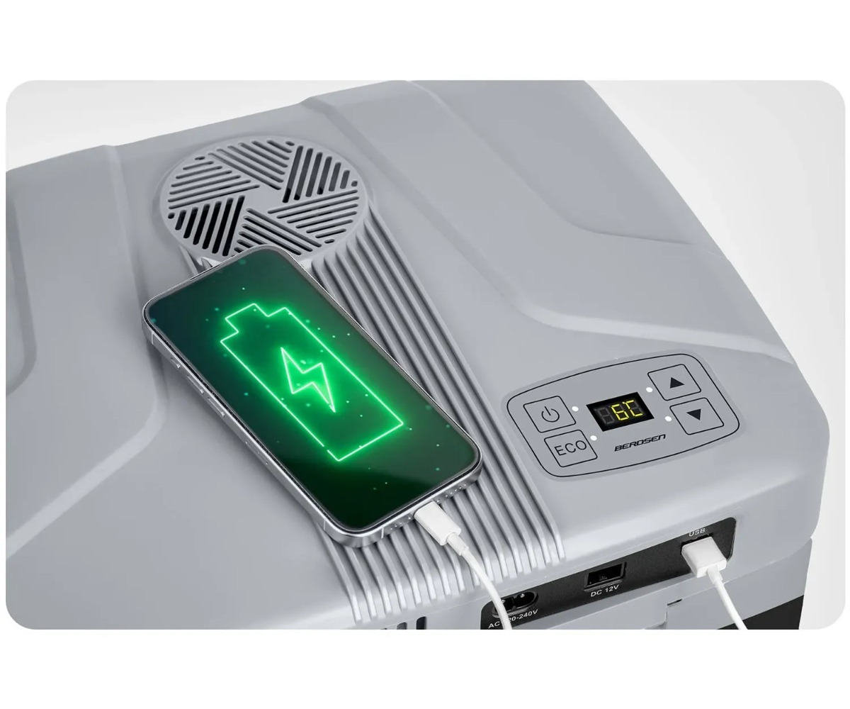 Reisikülmik 26L ECO-režiimiga Berdsen Icemax – must, millel on nutitelefon laadimisse ühendatud
