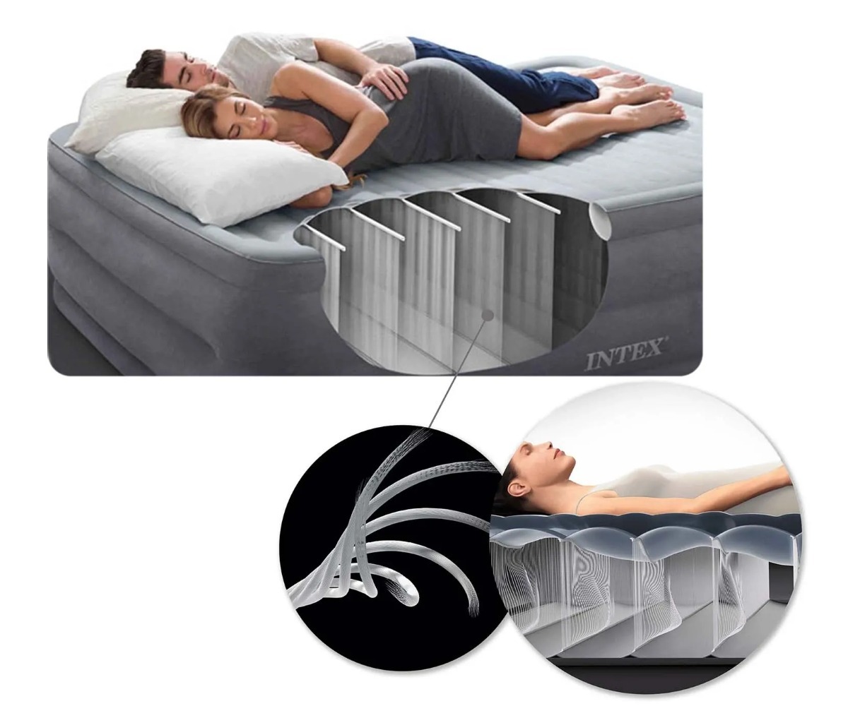 Kaks inimest magavad mugavalt Intex täispuhutaval voodil peatsiga 236×152×46cm