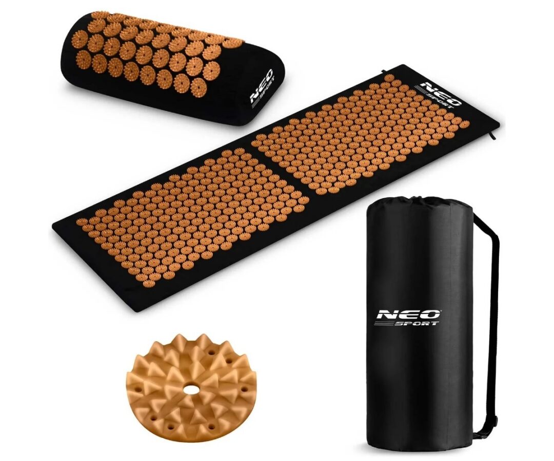 Akupressuurimatt padjaga Neo-Sport NS-901 – must/kuldne, komplektis on mat ja pea padja osa.