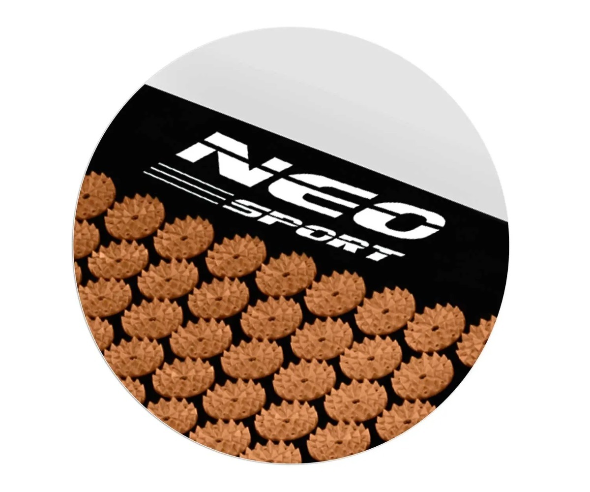 Akupressuurimatt padjaga Neo-Sport NS-901 detail, musta tausta peal kuldsed nõelad.