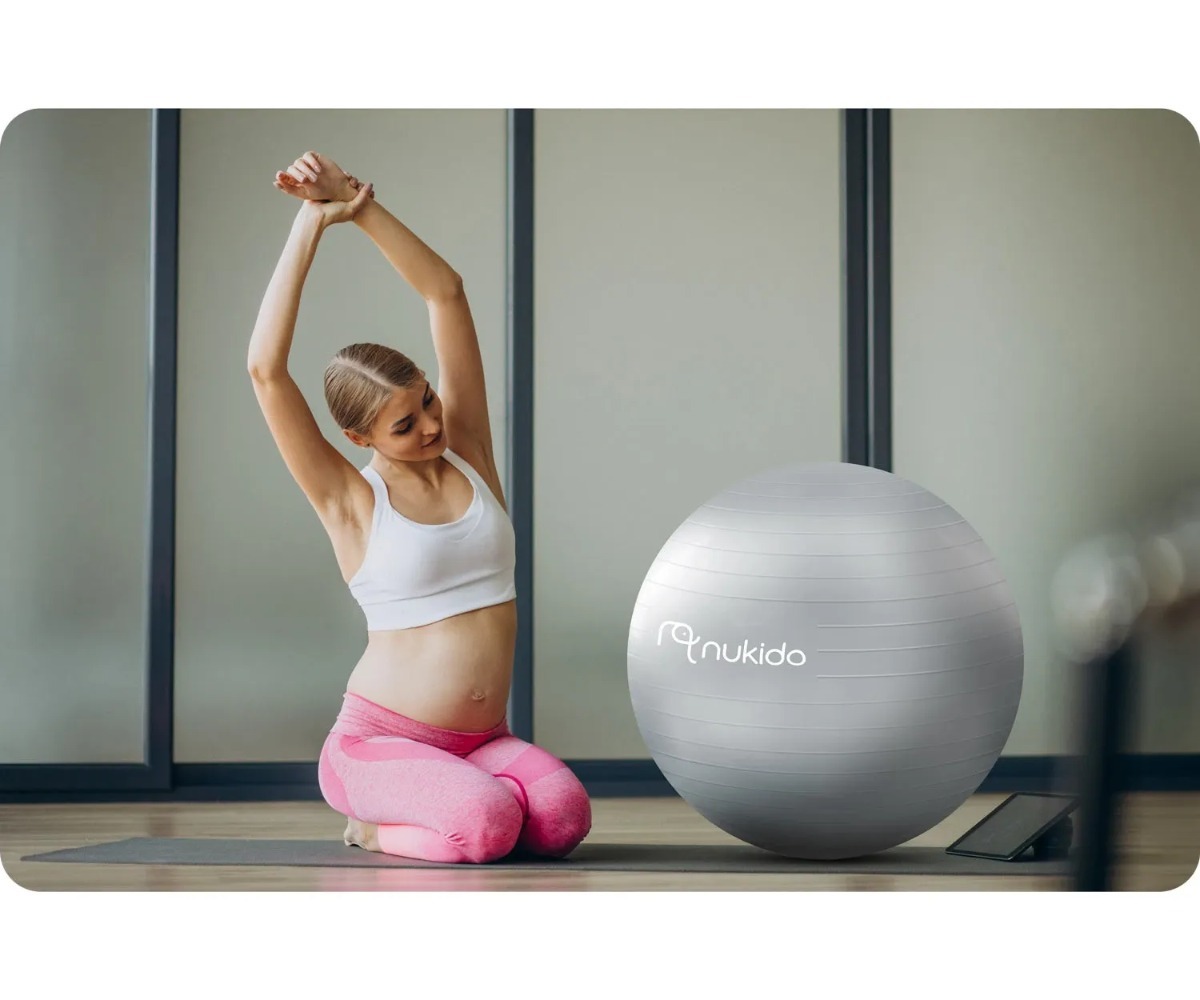 Rasedate treeningpall Neo-Sport NS-951 65cm kasutamine harjutuste tegemiseks, sobib rasedatele mugavuse ja lihaste tugevdamiseks.