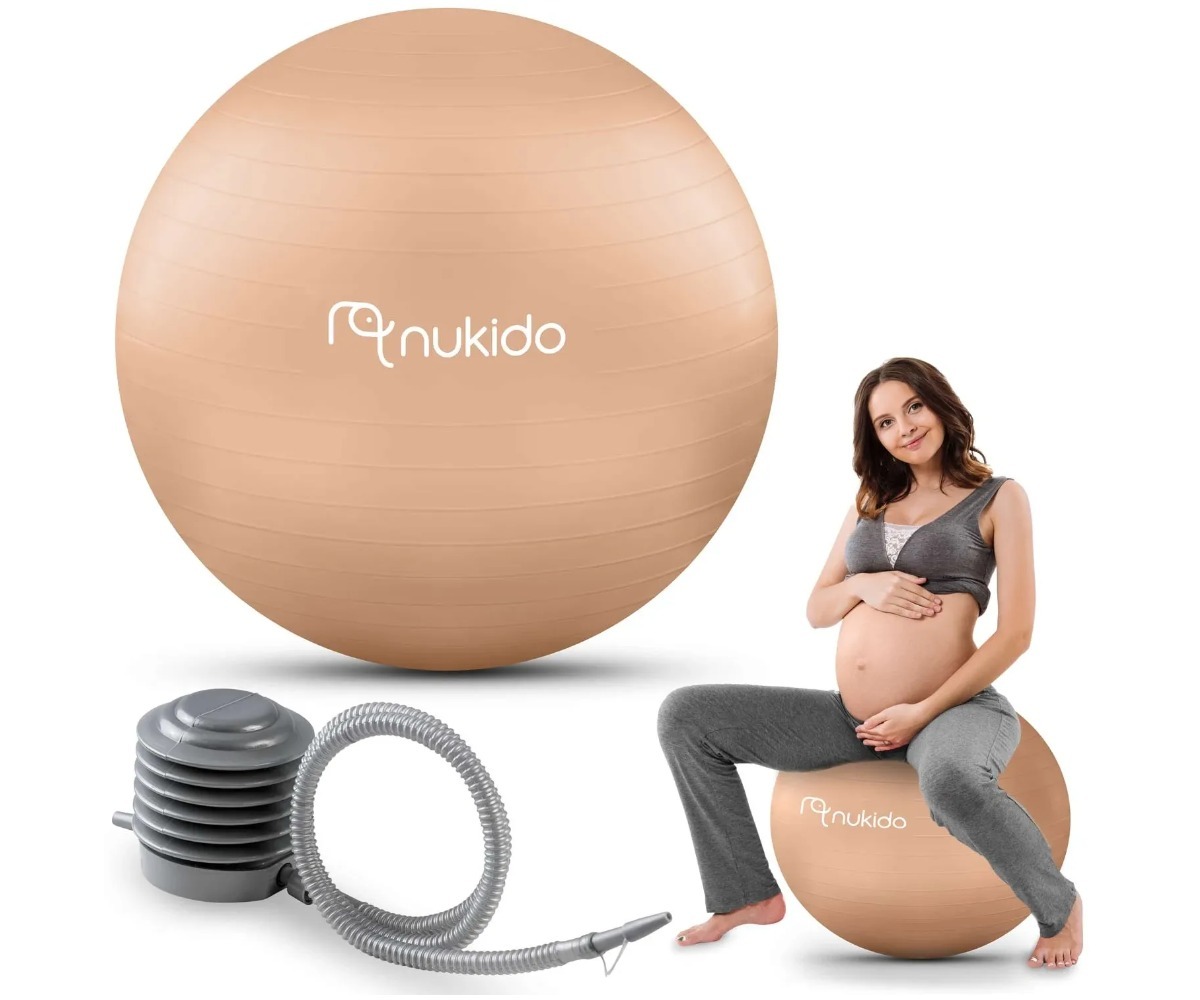 Rasedate treeningpall Neo-Sport NS-951 65cm beež, koos pumpa ja naisega, kes kasutab palli treeningul.