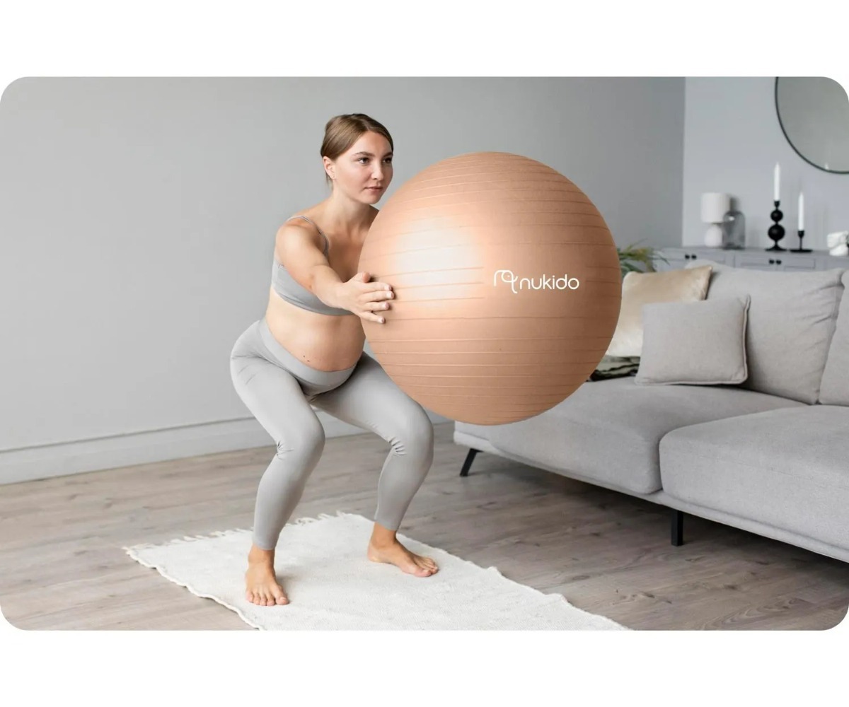 Rasedate treeningpall Neo-Sport NS-951 65cm – beež, naine teeb squats harjutusi palliga kodus