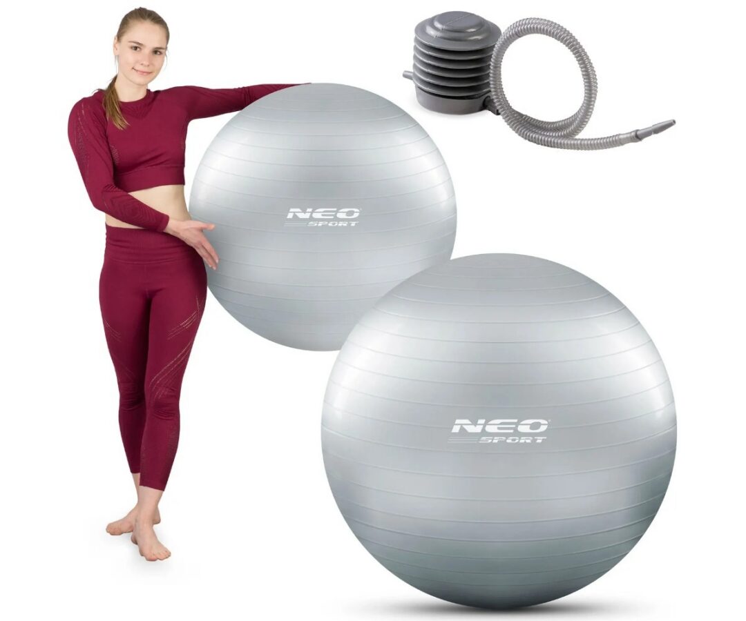 Hõbedane võimlemispall Neo-Sport NS-952 75cm koos naisega, kes hoiab palli käes