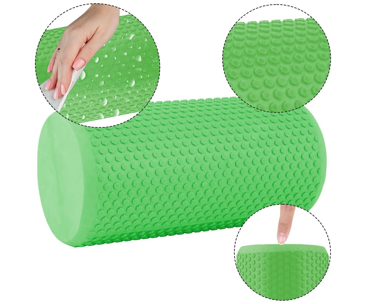 Massaažirull Neo-Sport NS-963 30×15cm – roheline, kergelt puhtaks pühitud pinnaga, näitab selle struktuuri.