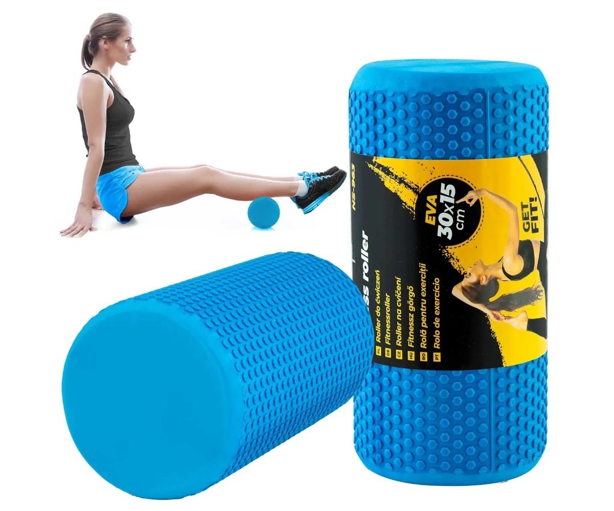 Massaažirull Neo-Sport NS-963 30×15cm – sinine, kasutaja harjutusi tegemas