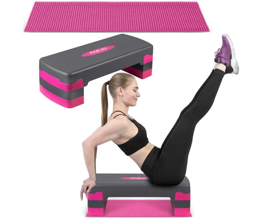 Aeroobikapink Neo-Sport NS-400 - 3 kõrgustaset - roosa; naine teostab treeningut pinki kasutades.
