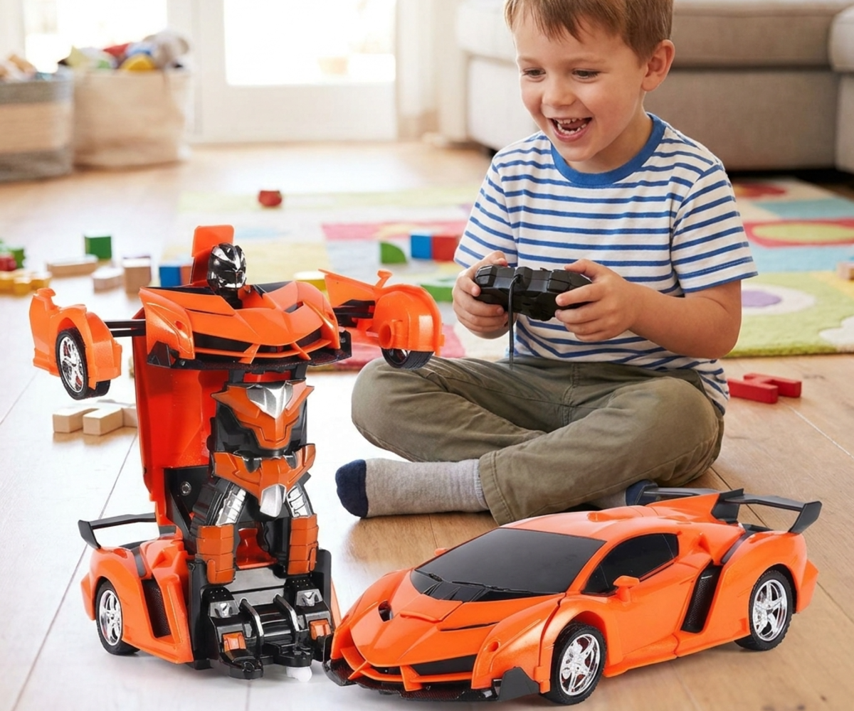 Laps mängib puldiga juhitava transformeeruva robotautoga 2in1 – oranž, naeratades rõõmsalt.