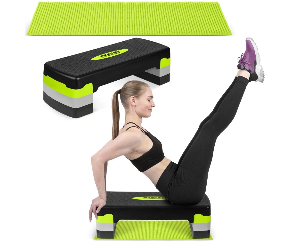 Aeroobikapink Neo-Sport NS-400 - 3 kõrgustaset - roheline, kasutaja harjutamas