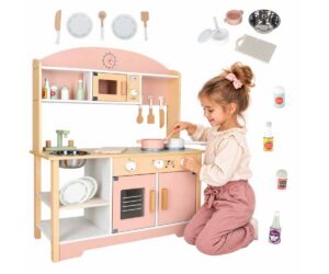 Puidust mänguköök lastele MODERN CLASSIC 82cm roosa, tüdruk toimetab köögis valmistades toitu.