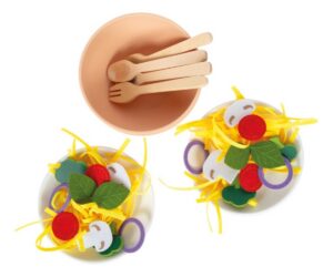 Pasta mängutoidu komplekt Small Foot (2+) sisaldab kahe kausi ja puidust söögiriistadega komplekti.