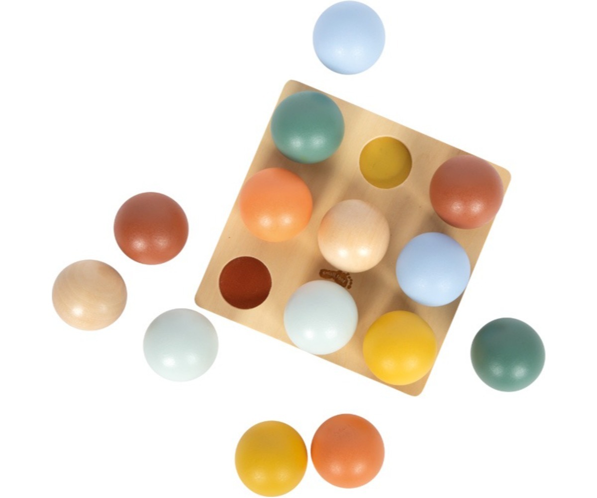 Montessori puidust sorteerimismäng pallidega, kus pallid on alusest väljas ja ootavad sorteerimist.