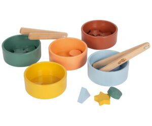 Montessori puidust sorteerimismäng tangidega Small Foot, koos erinevate värviliste kausside ja kujukestega.
