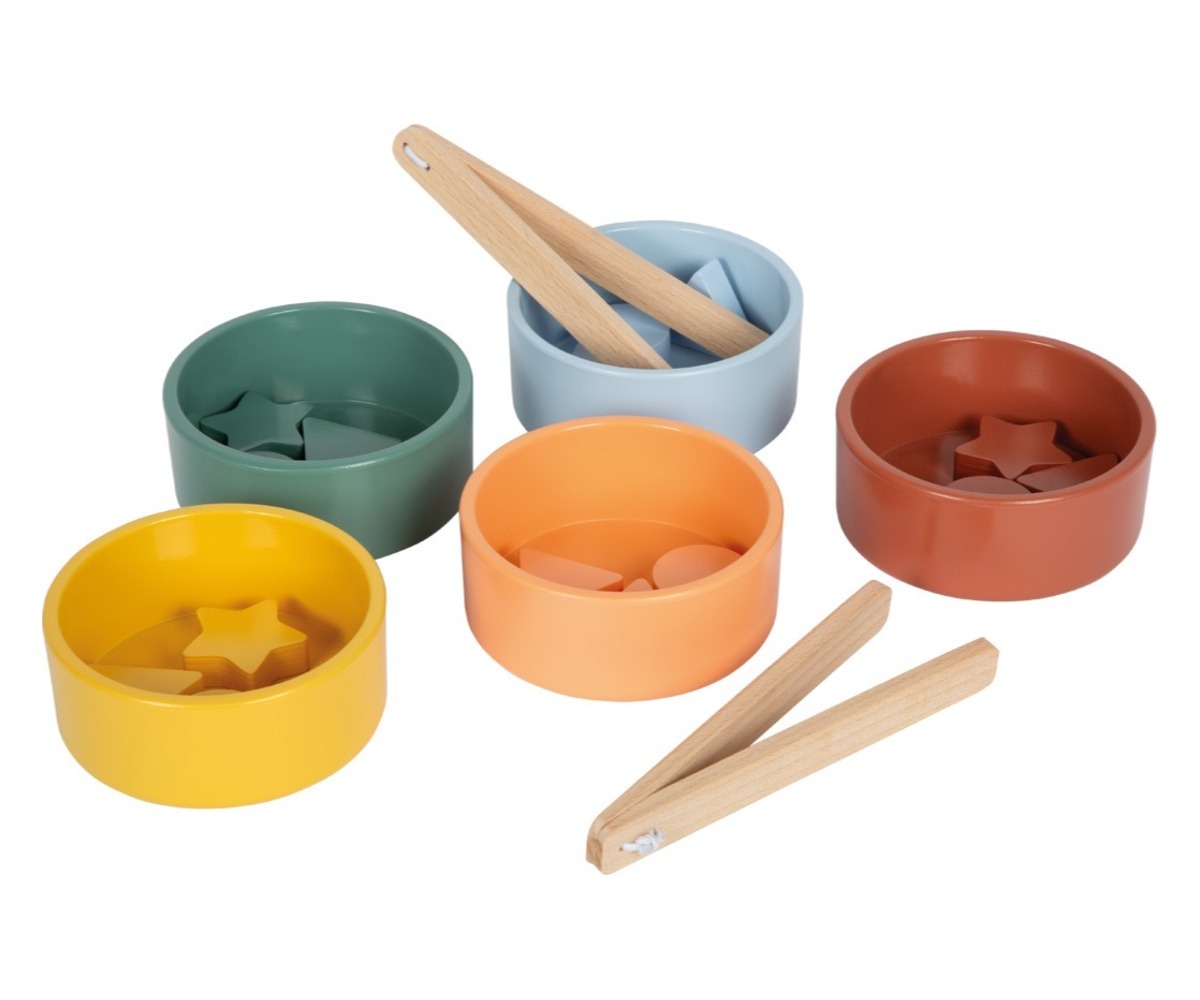 Montessori puidust sorteerimismäng tangidega Small Foot, näitab erinevaid värvilisi kausse ja kujundeid.