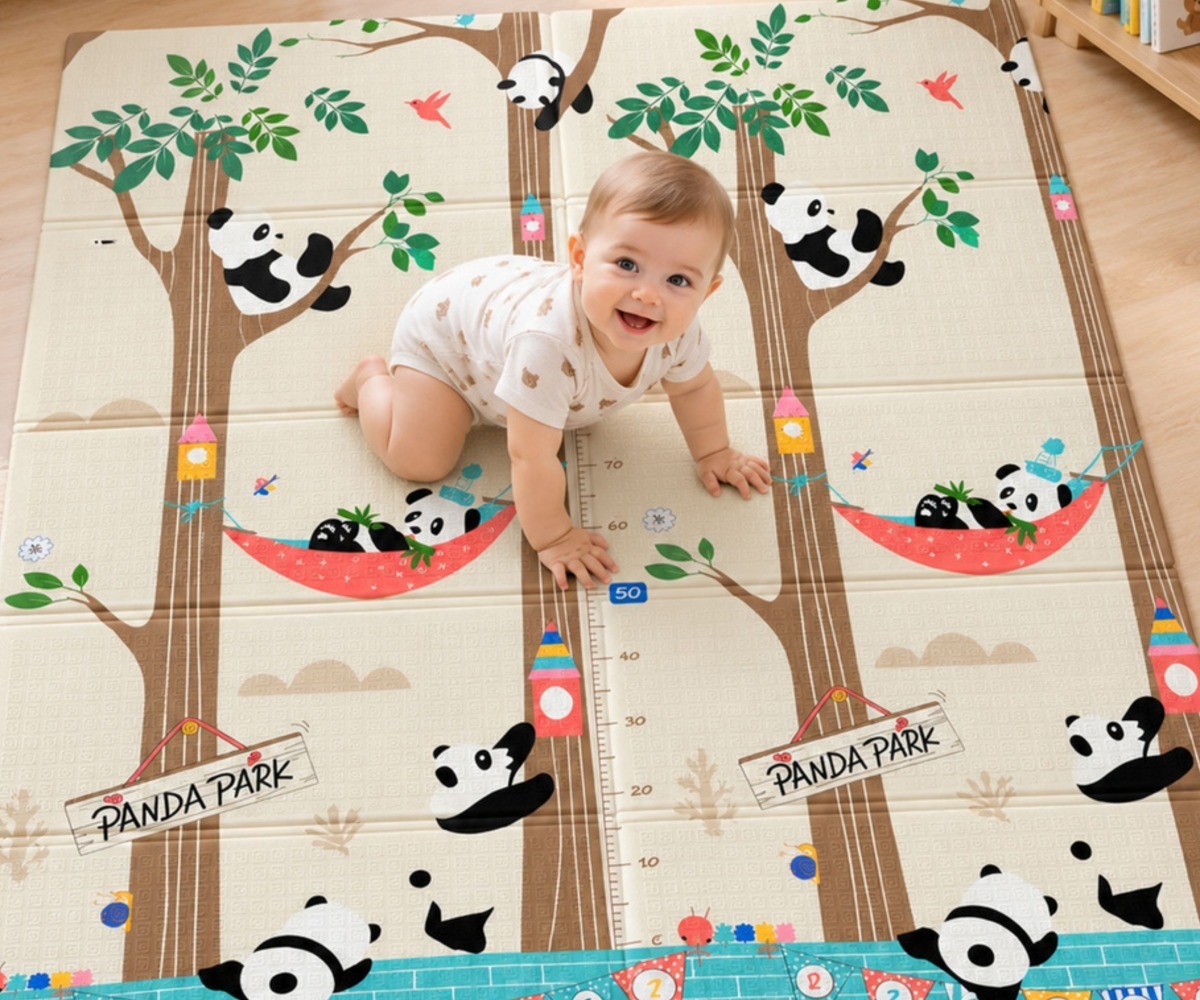 Beebi mängib kahepoolsel kokkupandaval mängumatile Panda ja Karu – 180×150cm, näha armsaid panda kujutisi