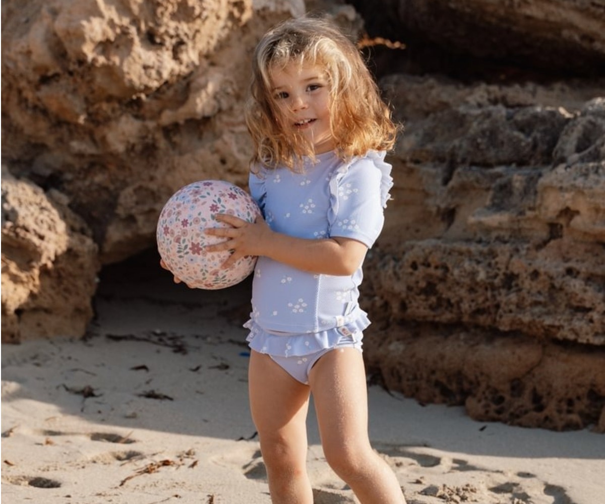 Tüdruk hoiab käes laste mängupalli Dreamy Mermaid 18cm – Little Dutch