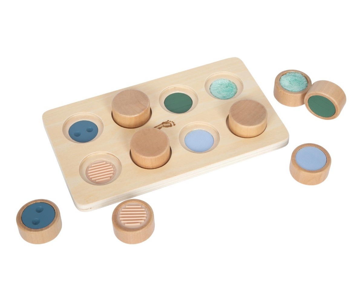 Montessori sensoorne sobitamismäng tekstuuridega, kus on erinevad ringid ja värvid mänguplaadil.