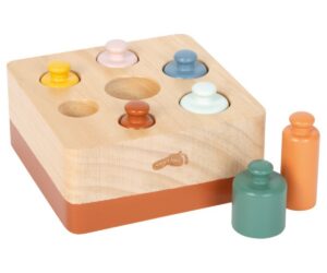 Montessori puidust sorteerimismäng silindritega, mis koosneb värvilistest silindritest ja puidust alusest.