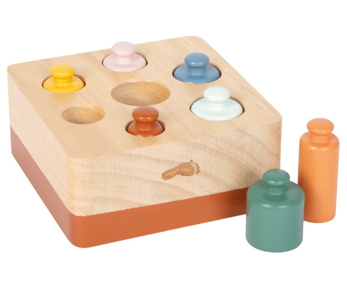 Montessori puidust sorteerimismäng silindritega, mis koosneb värvilistest silindritest ja puidust alusest.