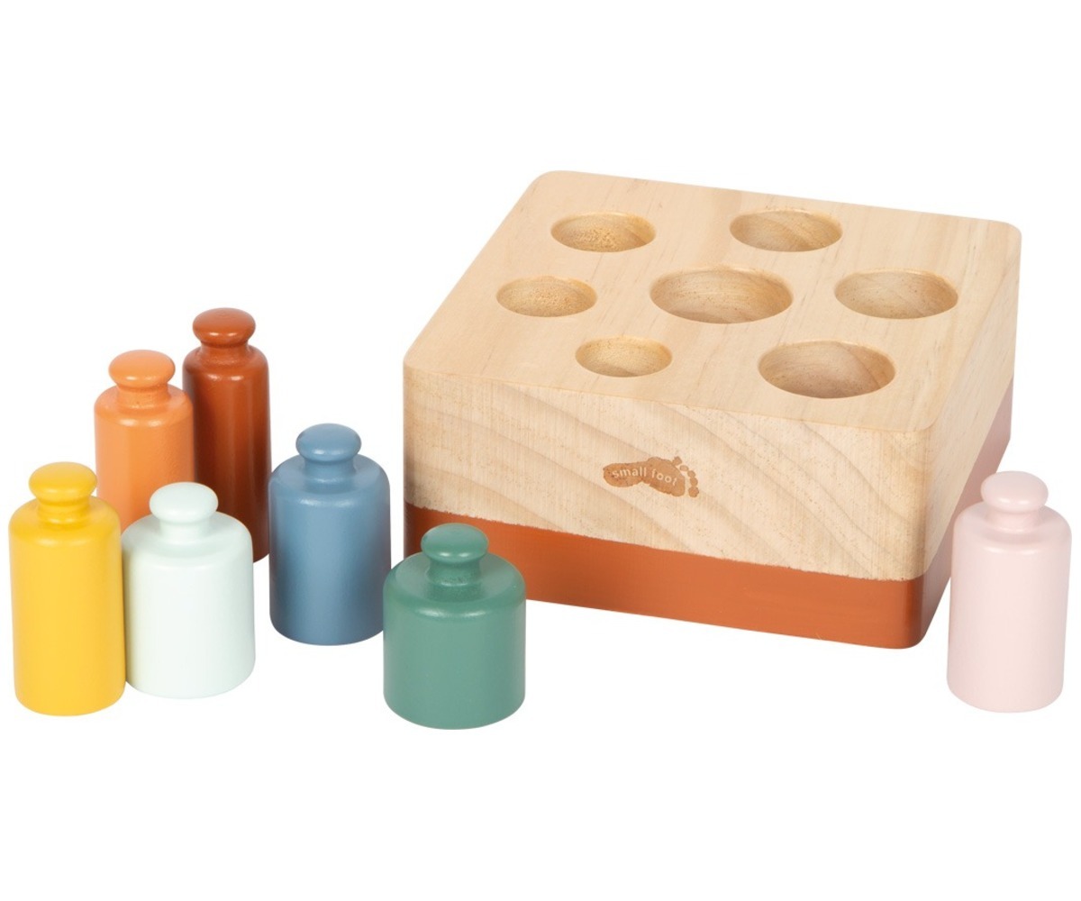 Montessori puidust sorteerimismäng silindritega koos erksate pastelsete silindritega, mis sobivad sorteerimiseks.