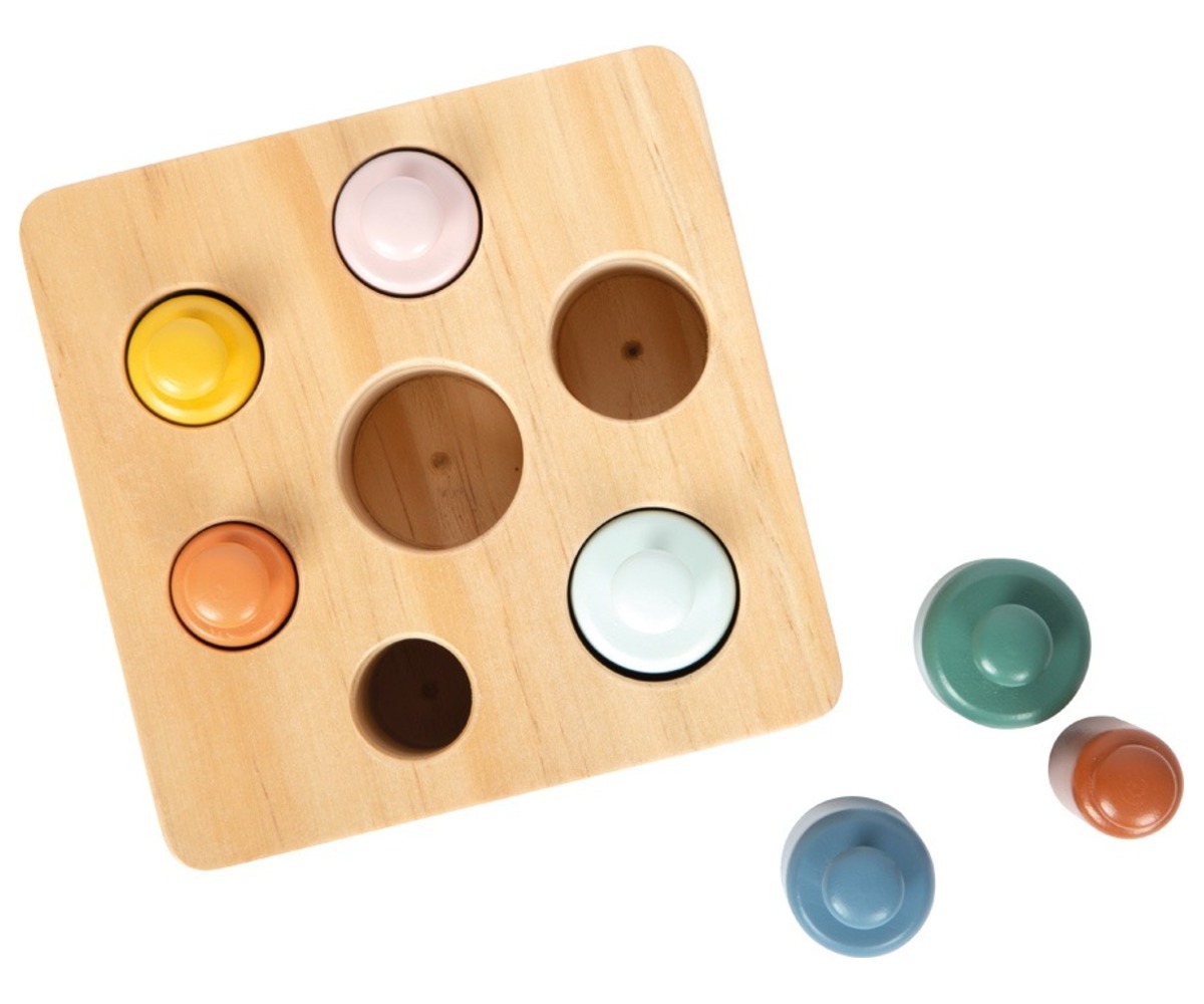 Montessori puidust sorteerimismäng silindritega, kus silindrid on erinevate värvidega ja paigutatud puidust mängulauda.
