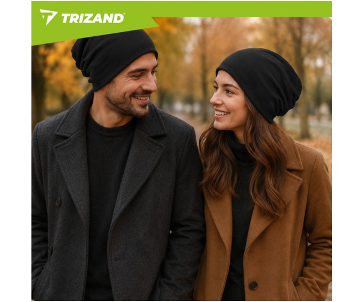 Trizand soe talvemüts fliisvoodriga must unisex näidatud paaril, kes naeratab sügisese maastiku taustal.