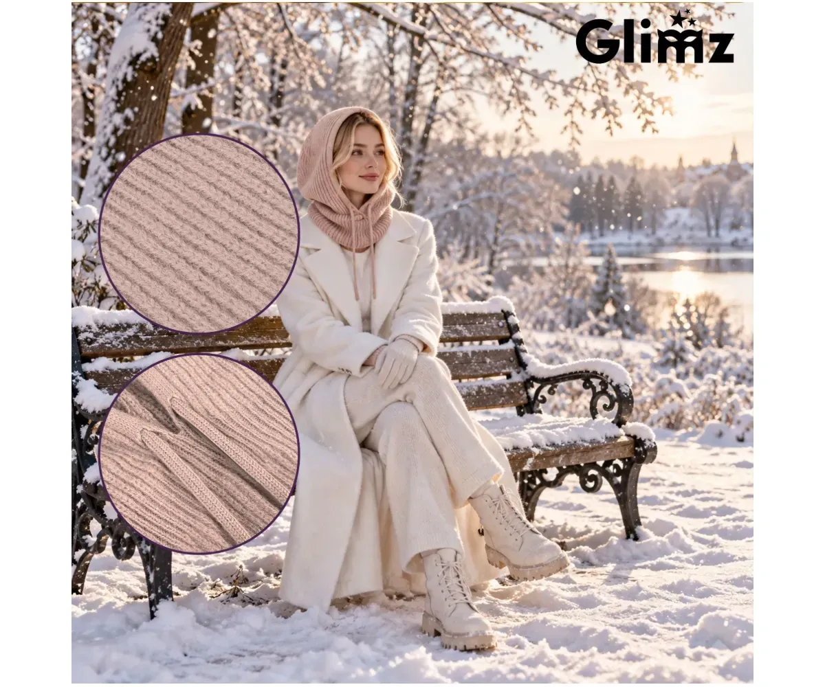 Glimz naiste kapuuts-kaelussall 30% villaga beež, naine lumises keskkonnas.