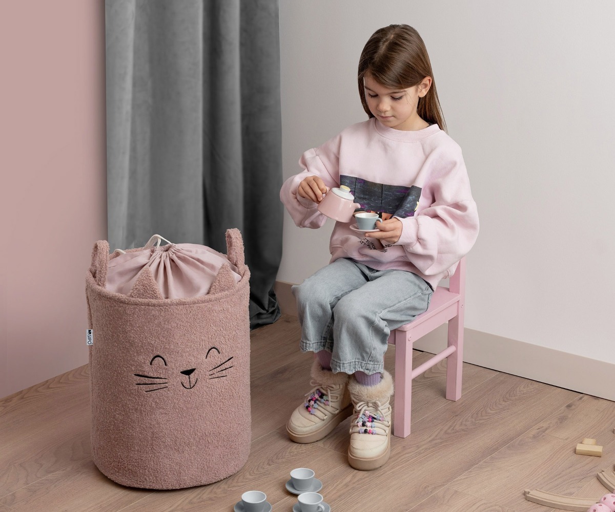 SIPO Premium bouclé mänguasjakorv nöörkinnitusega, roosa kass tüdrukule mängimise ajal.