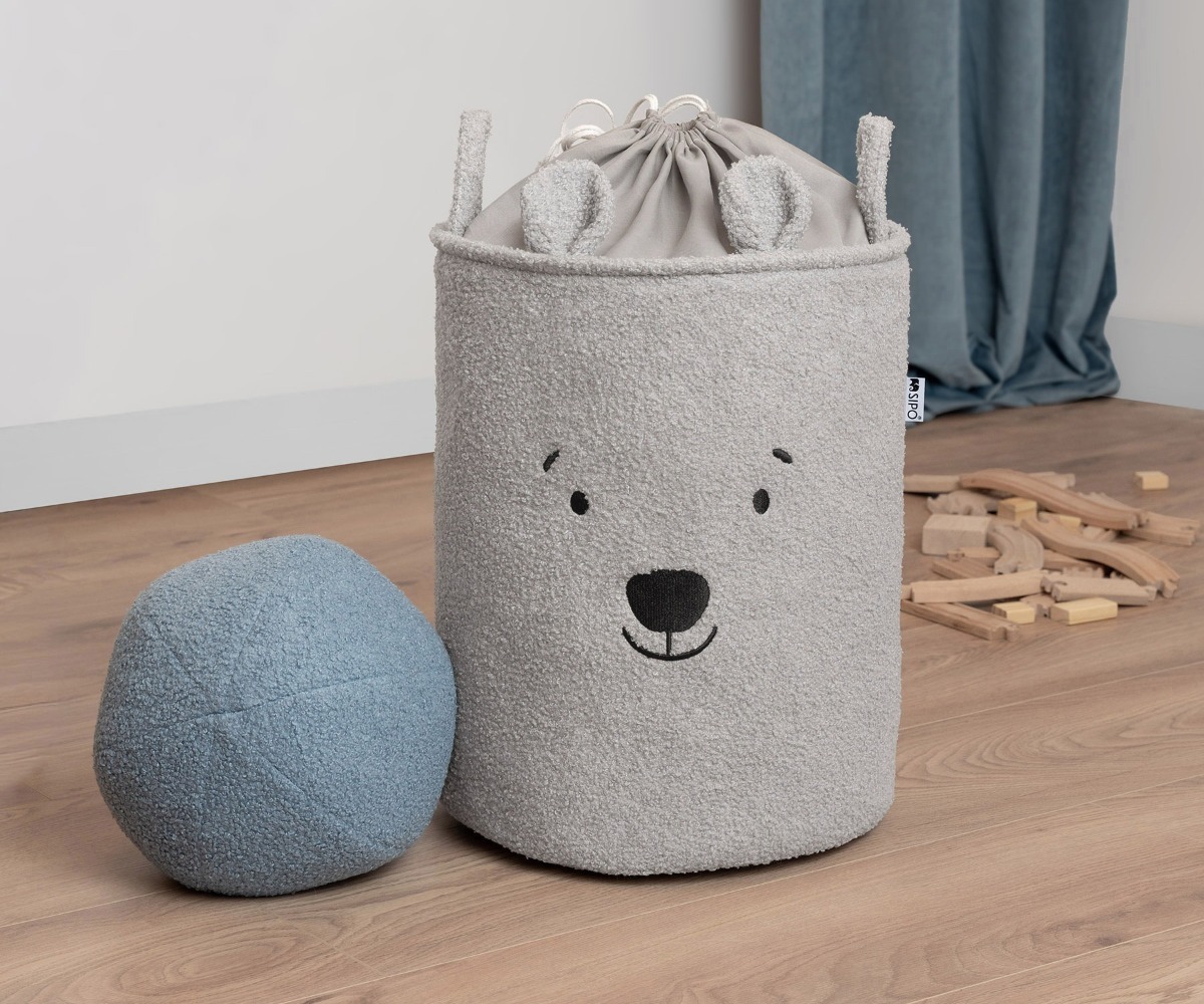 SIPO Premium bouclé mänguasjakorv 43L - hall karu, mille kõrval on pehme mängupall. Ideaalne laste mängude hoidmiseks.