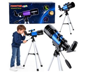 Poiss vaatab astronoomilise teleskoobi kaudu. Astronoomiline teleskoop lastele 150x suurendusega.