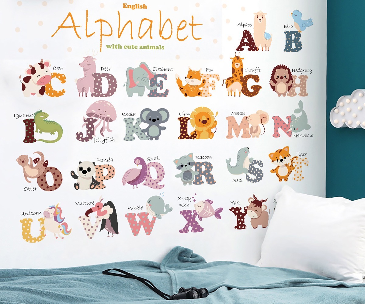 SIPO lastetoa seinakleebised Animal Alphabet, toas, kus on armsad loomade tähed.