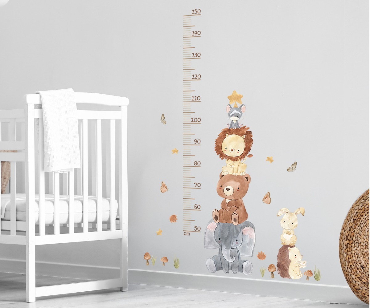 Laste toas paigaldatud SIPO lastetoa seinakleebised Animal Pyramid, mis toob elava loomade teema, sealhulgas elevandi ja jänku.